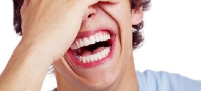 Почему возникает внезапный смех без причины и что с ним делать